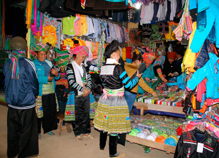 Bà con người Mông mua hàng thổ cẩm tại chợ Mường Lò.
(Ảnh: S.N)